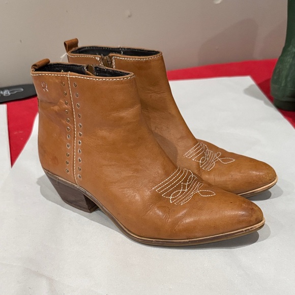 Elegant Tan Leather Ankle Booties - Picture 1 of 5